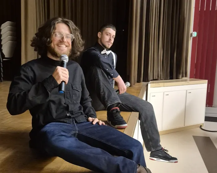 David Leipi und Cansin Gülal von CloudGains DC bei einem Vortrag auf der Bühne