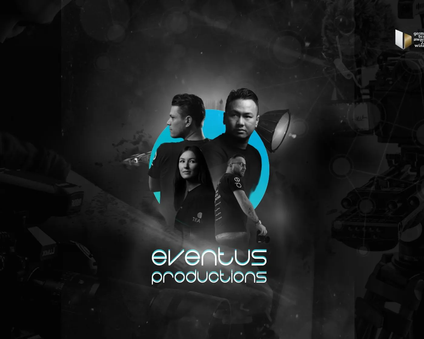 Das Team von Eventus Productions vor einem blauen Kreis, darunter der Schriftzug Eventus Productions