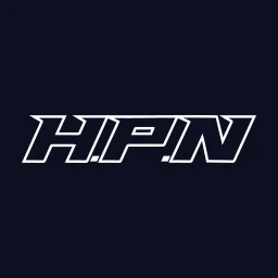 Logo H.P.N: Schriftzug in weißer Kontur auf dunklem Grund