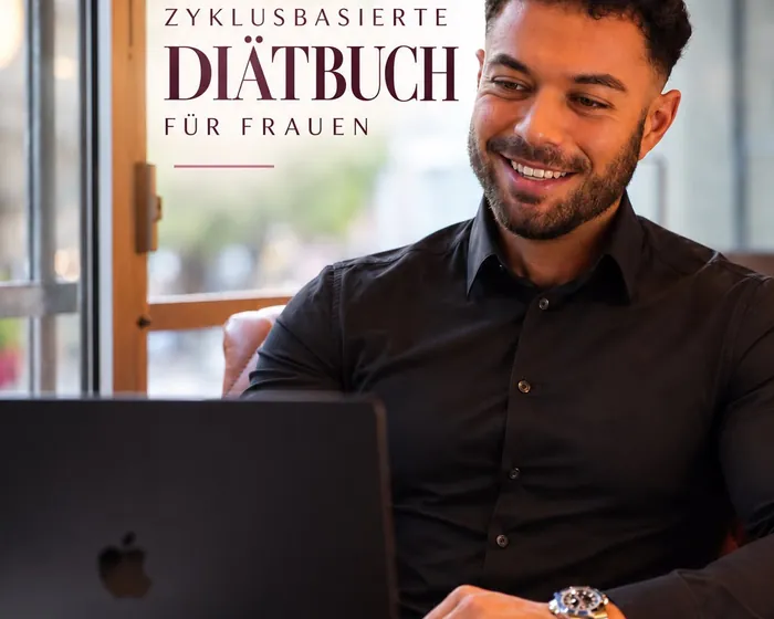 Buchcover „Female Energy. Das zyklusbasierte Diätbuch für Frauen“ mit einem lächelnden Mann am Laptop